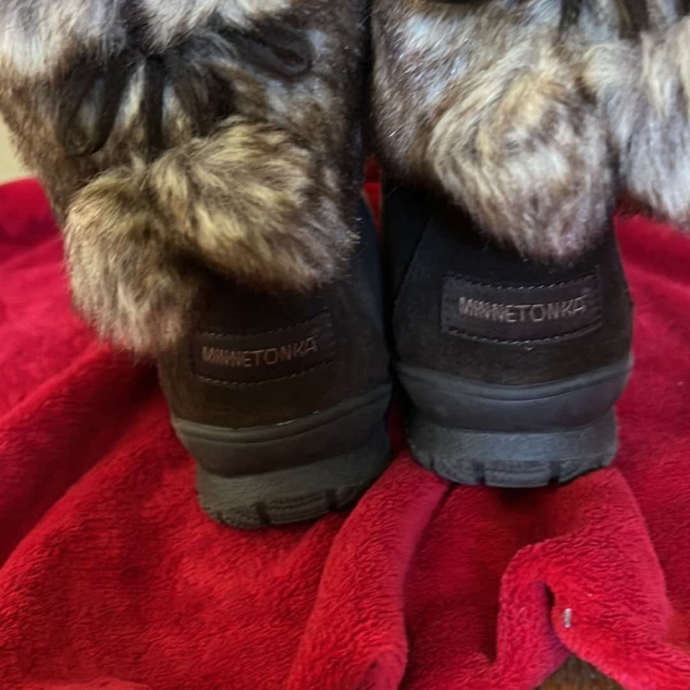Minnetonka brown suede ankle fur and fur lined- stain and water repellent